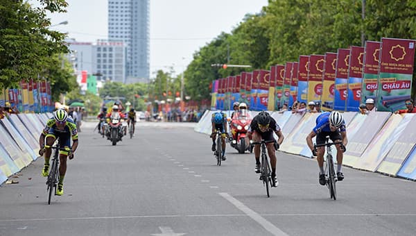 Chặng 3 Giải đua xe đạp quốc tế VTV-Cúp Tôn Hoa Sen 2018: Áo vàng đổi chủ