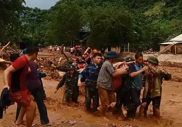 Cán bộ, chiến sĩ Đồn Biên phòng Tam Chung cắt dòng lũ dữ cứu dân ở bản Pọong