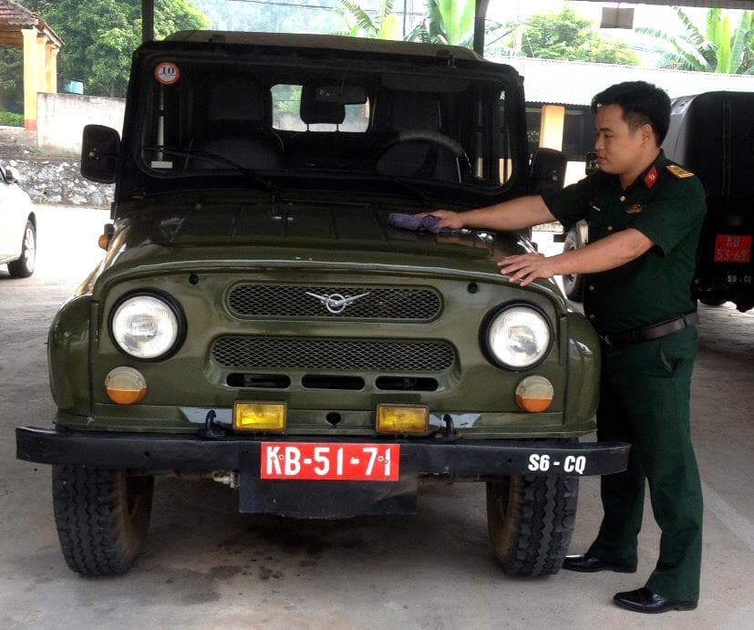 Trung úy QNCN Nguyễn Văn Toàn kịp thời cấp cứu người bị tai nạn