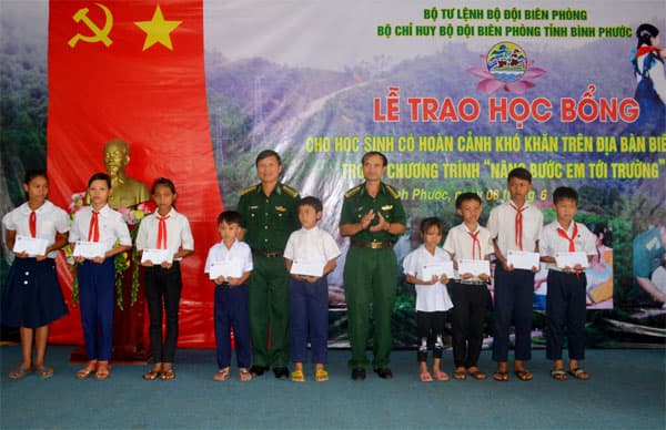 "Nâng bước em đến trường" nơi biên cương