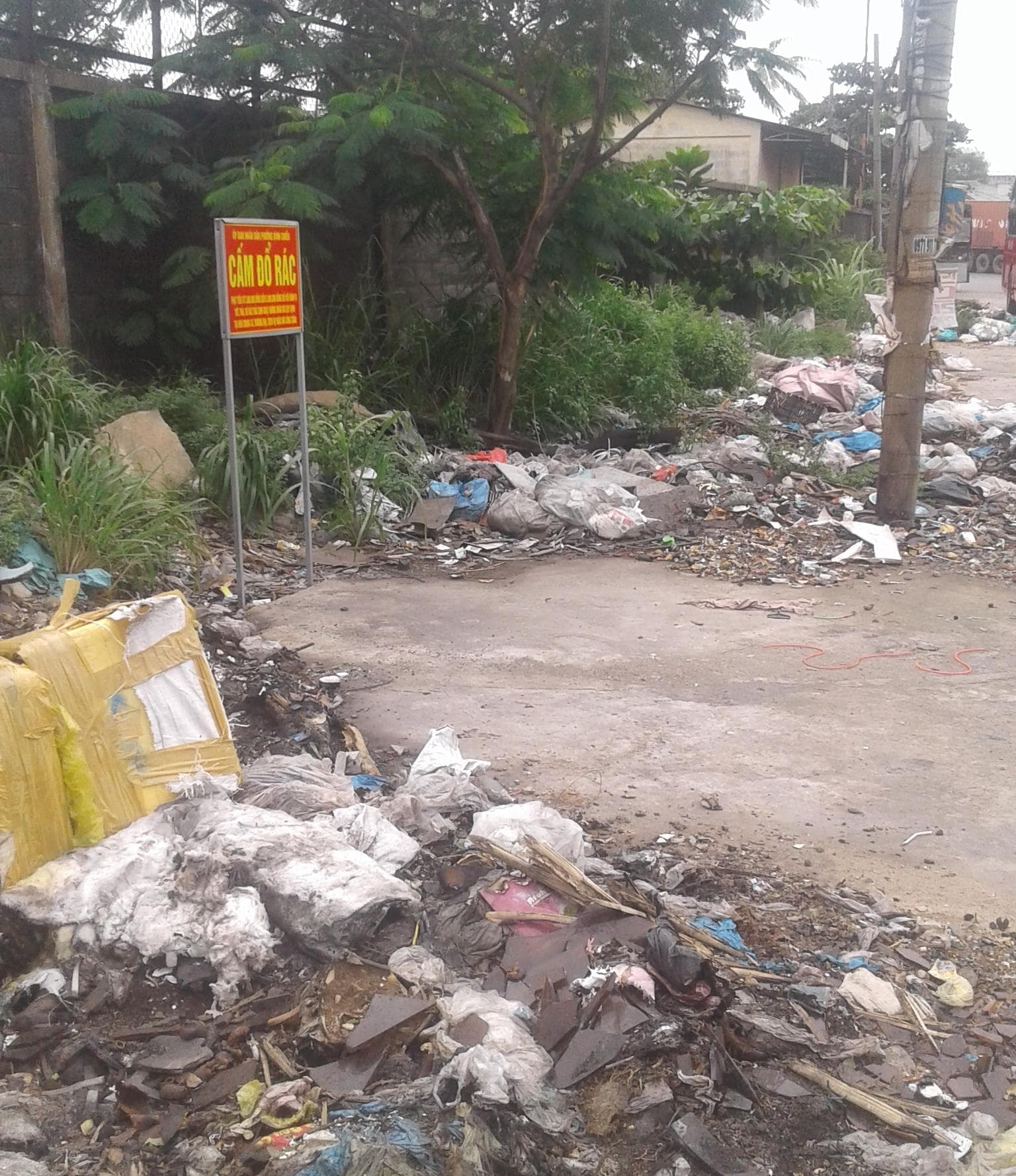 Rác thải tràn vỉa hè