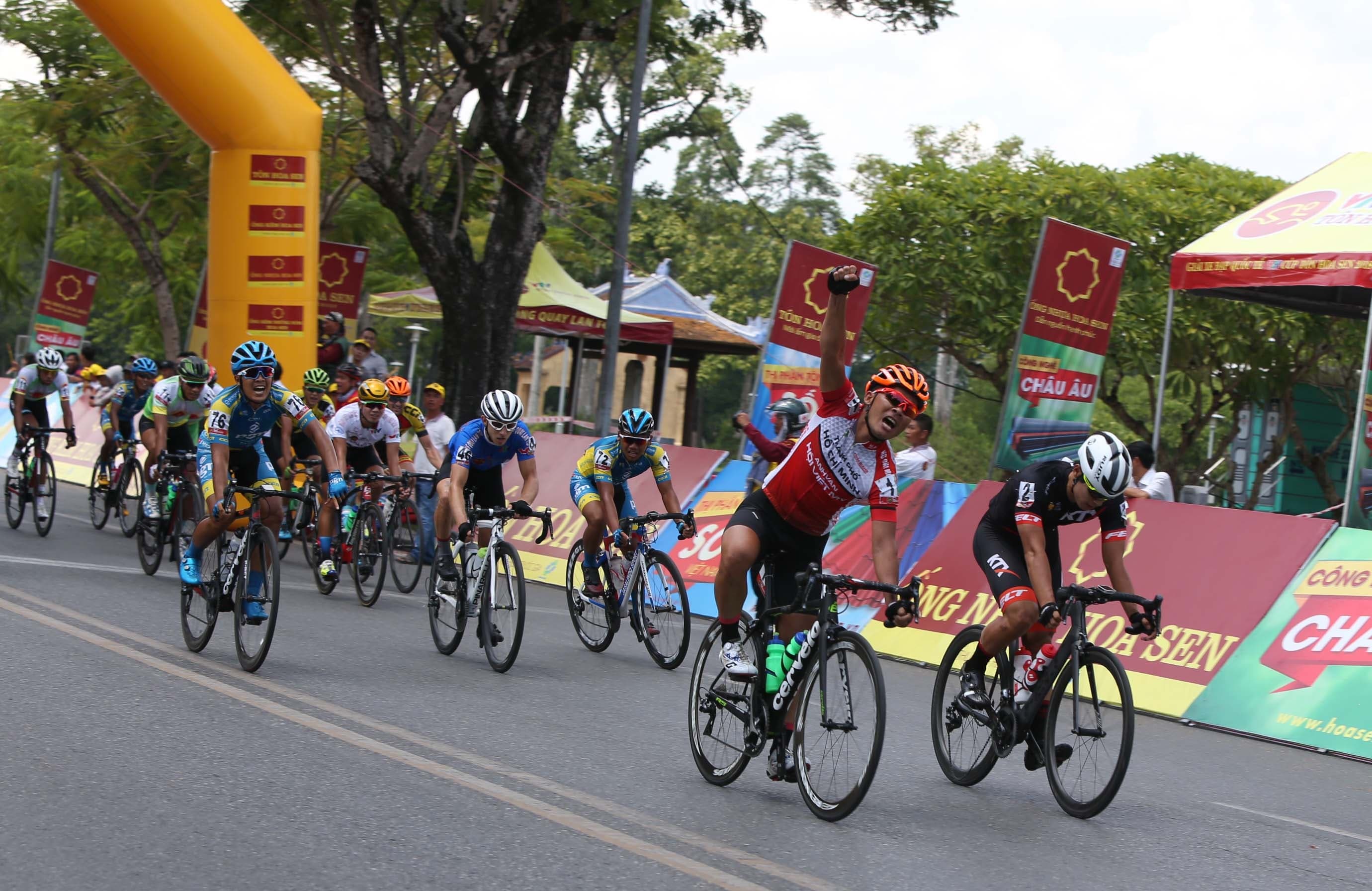 Chặng 6 Giải đua xe đạp quốc tế VTV-Cúp Tôn Hoa Sen 2018: Áo vàng đổi chủ