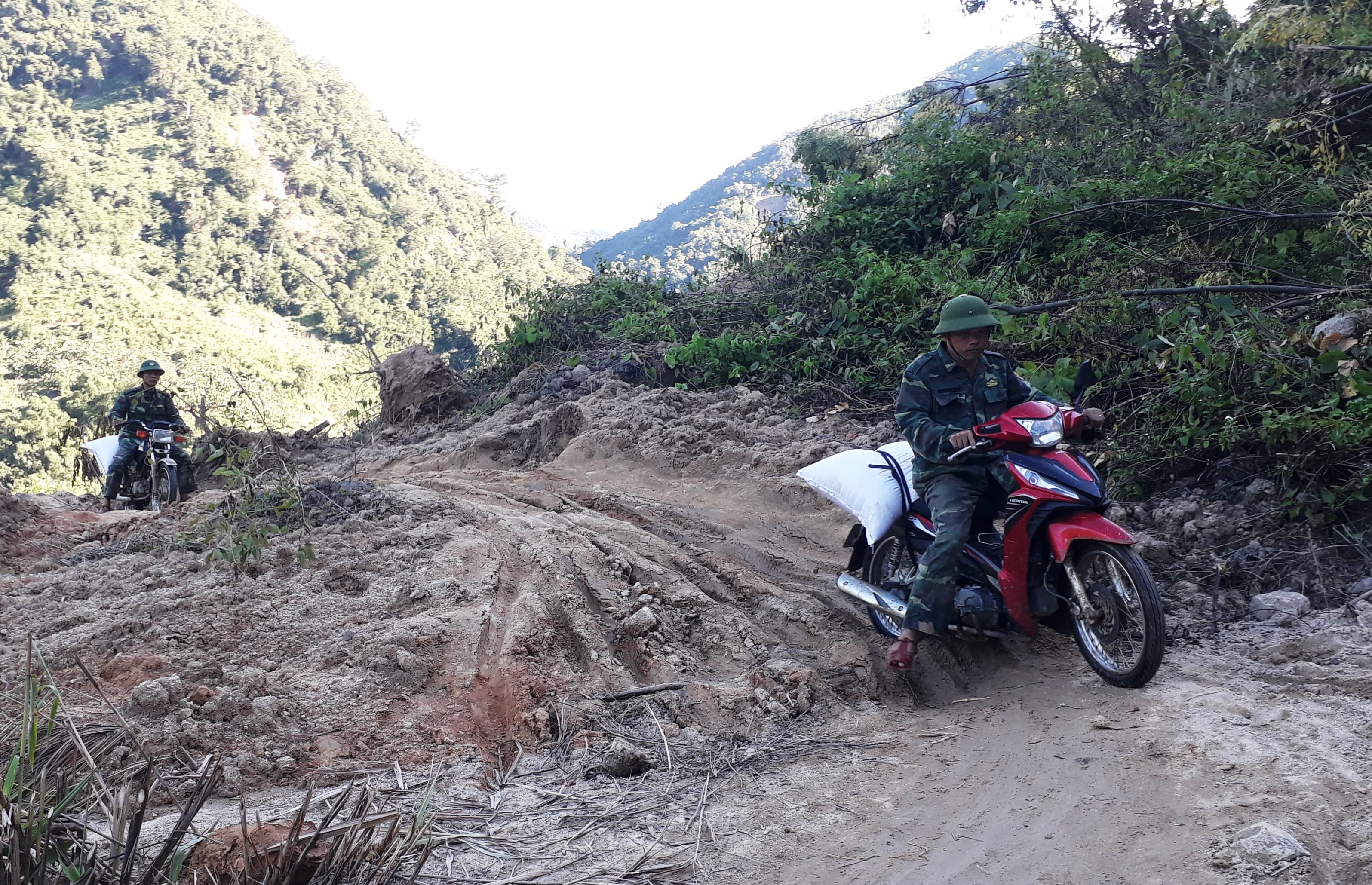 LLVT Thanh Hóa vận chuyển lương thực, nhu yếu phẩm cứu trợ người dân sau lũ