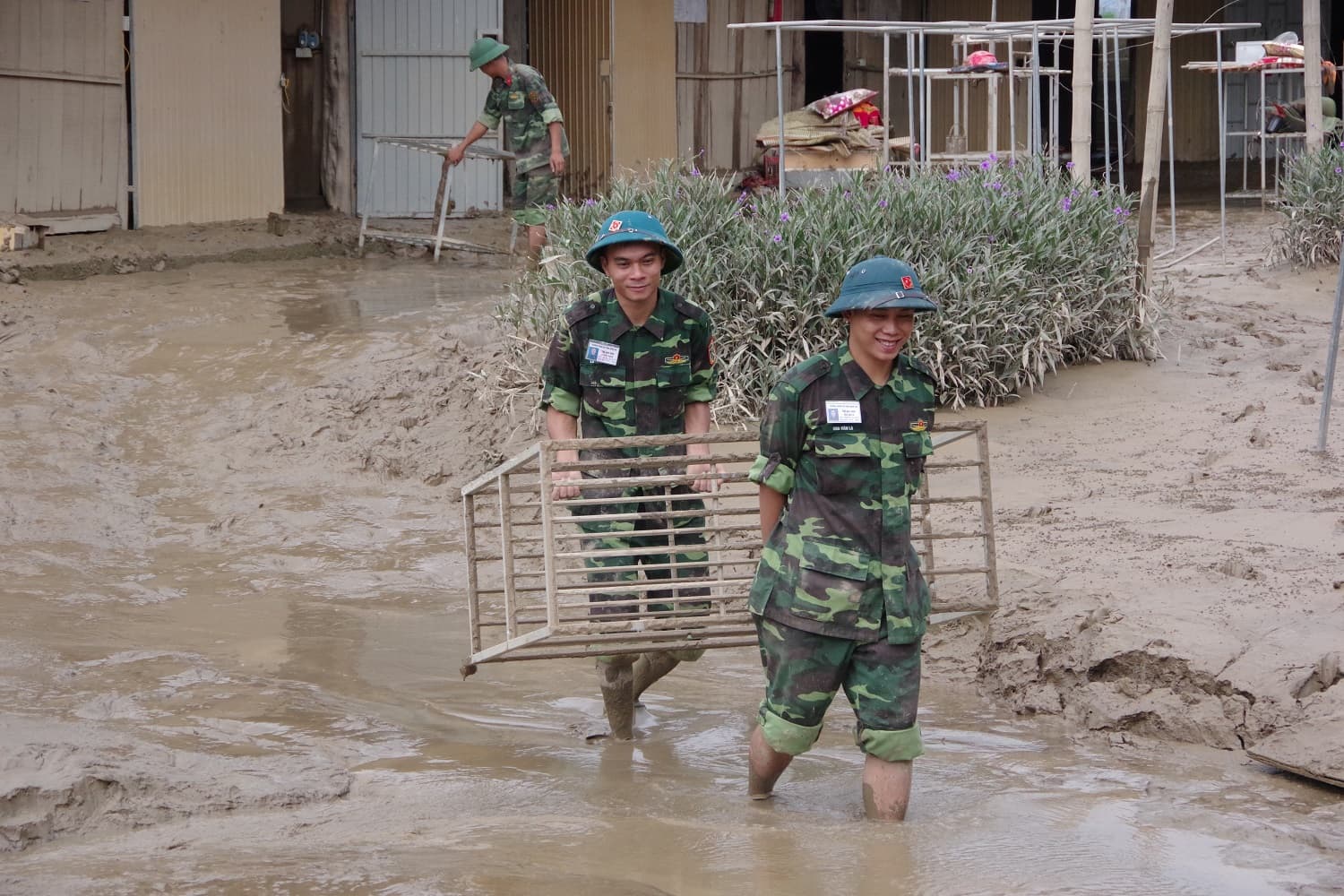 Mưa liên tiếp gây lũ trên các sông từ Nghệ An đến Quảng Bình