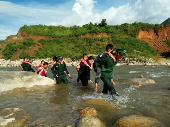 BIÊN GIỚI VỮNG TỪ "THẾ TRẬN LÒNG DÂN"
