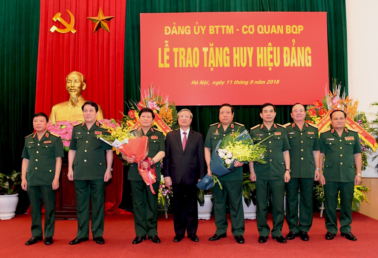 Trao Huy hiệu Đảng tặng Đại tướng Phùng Quang Thanh và Đại tướng Ngô Xuân Lịch