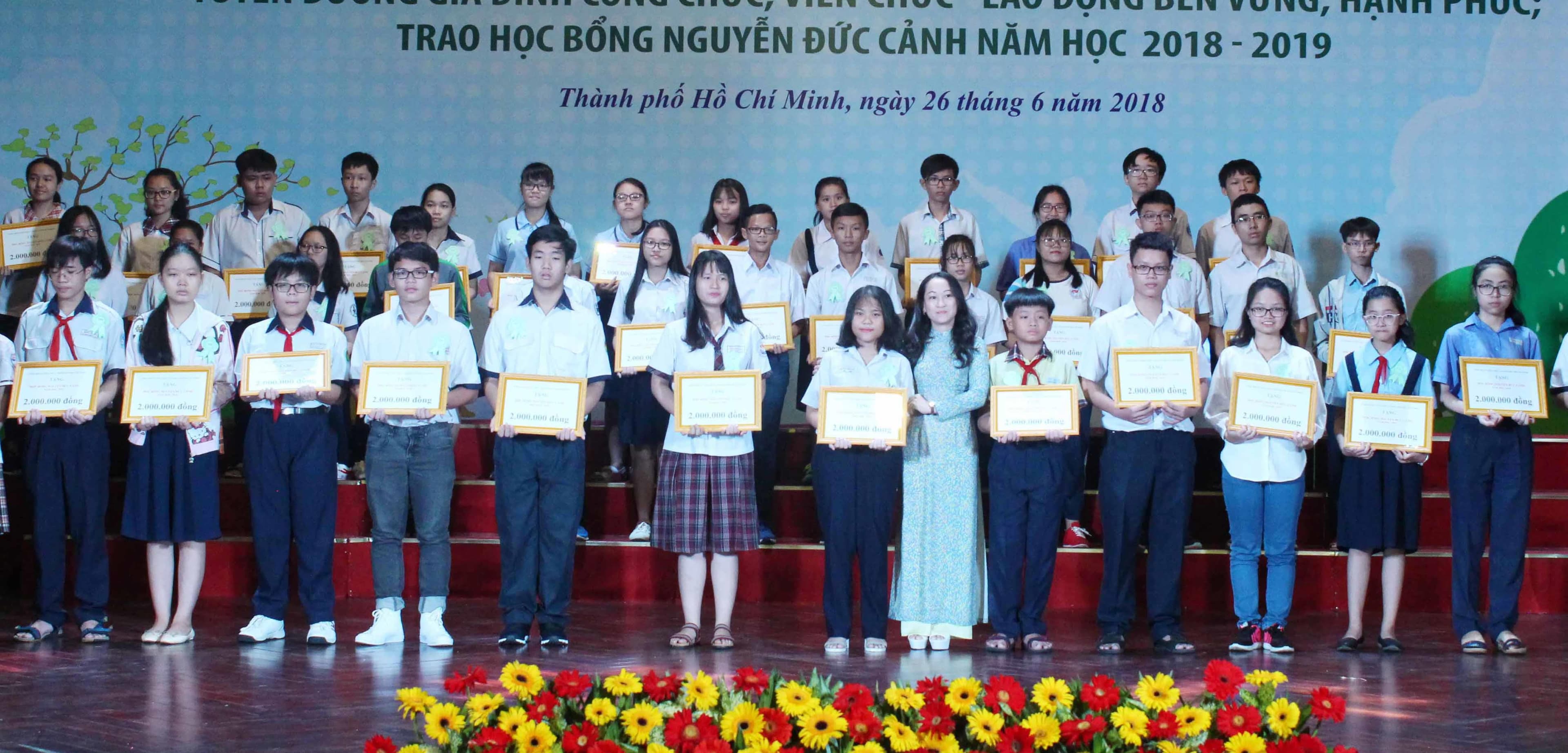Khích lệ học sinh nghèo vượt khó học giỏi