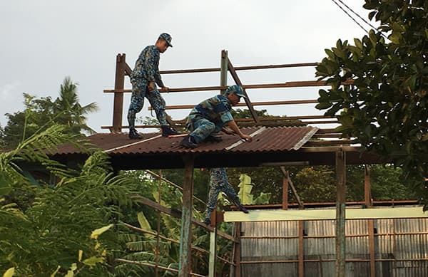 Lực lượng vũ trang chung tay giúp người dân di dời đến nơi an toàn