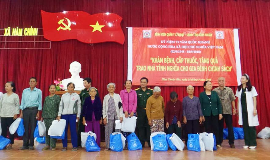 Bệnh viện Quân y 175 khám bệnh, cấp thuốc, trao kinh phí xây nhà tình nghĩa tặng gia đình chính sách tại Bình Thuận