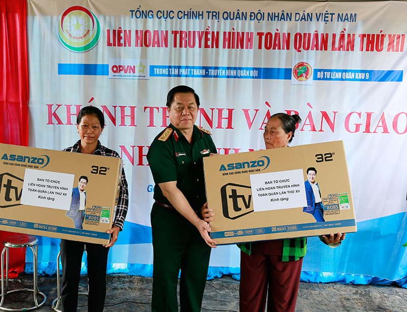 Trao nhà tình nghĩa và tặng quà đối tượng chính sách tại Tiền Giang