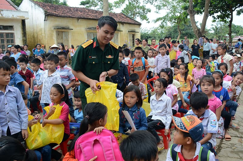 Trao 250 suất quà tặng học sinh vùng bị ảnh hưởng mưa lũ tại Thanh Hóa