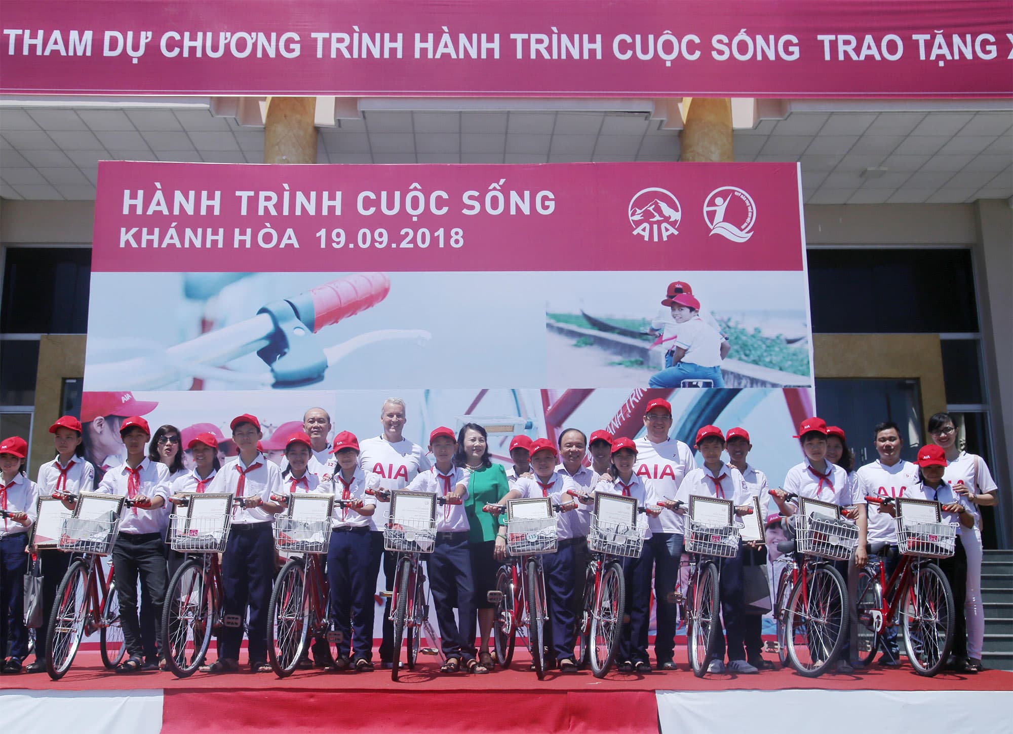 Công ty Bảo hiểm Nhân thọ AIA Việt Nam giúp đỡ trẻ em khó khăn tỉnh Khánh Hòa