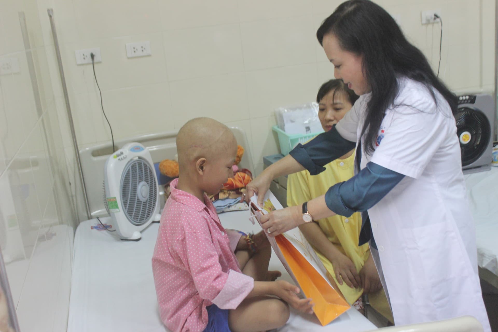 Bộ trưởng Bộ Y tế trao quà cho các bệnh nhi ung thư dịp Tết Trung thu