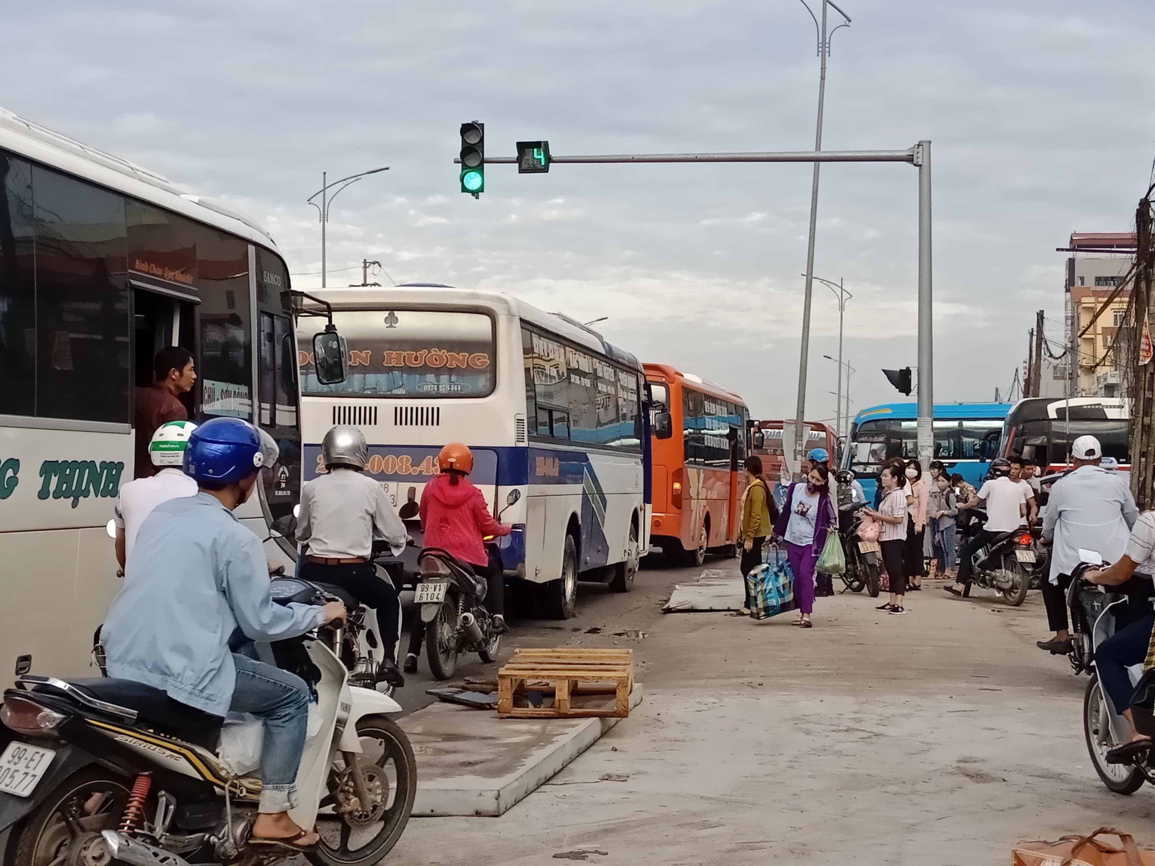 Xe khách dừng, đỗ cản trở giao thông