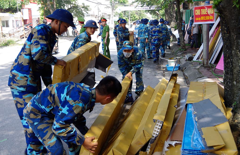 Cán bộ, chiến sĩ Lữ đoàn 147 tham gia chữa cháy tại thị xã Quảng Yên