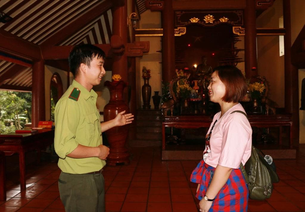 Kiểm lâm kiêm “hướng dẫn viên du lịch”