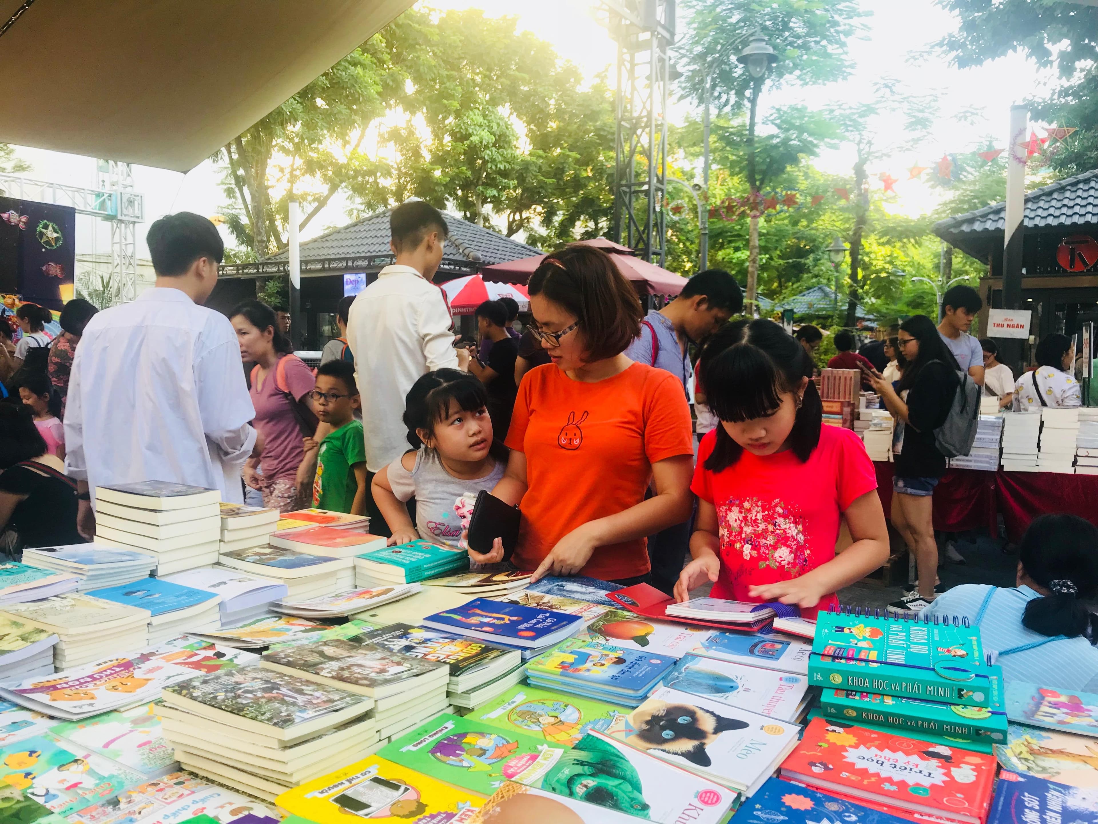 Chuyện ghi ở “Hội sách trăng tròn”