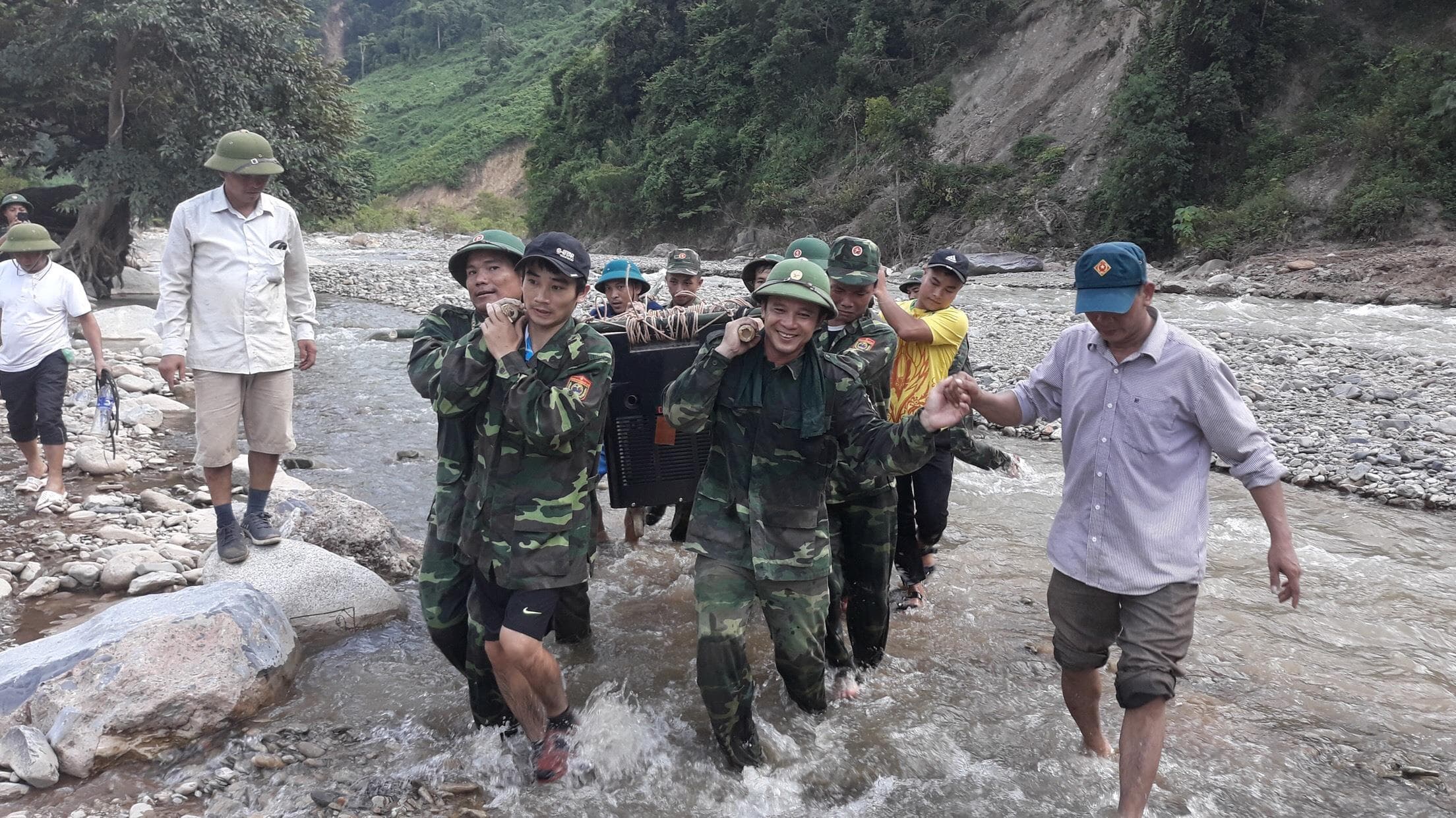 Vận chuyển máy phát điện giúp trường học vùng biên