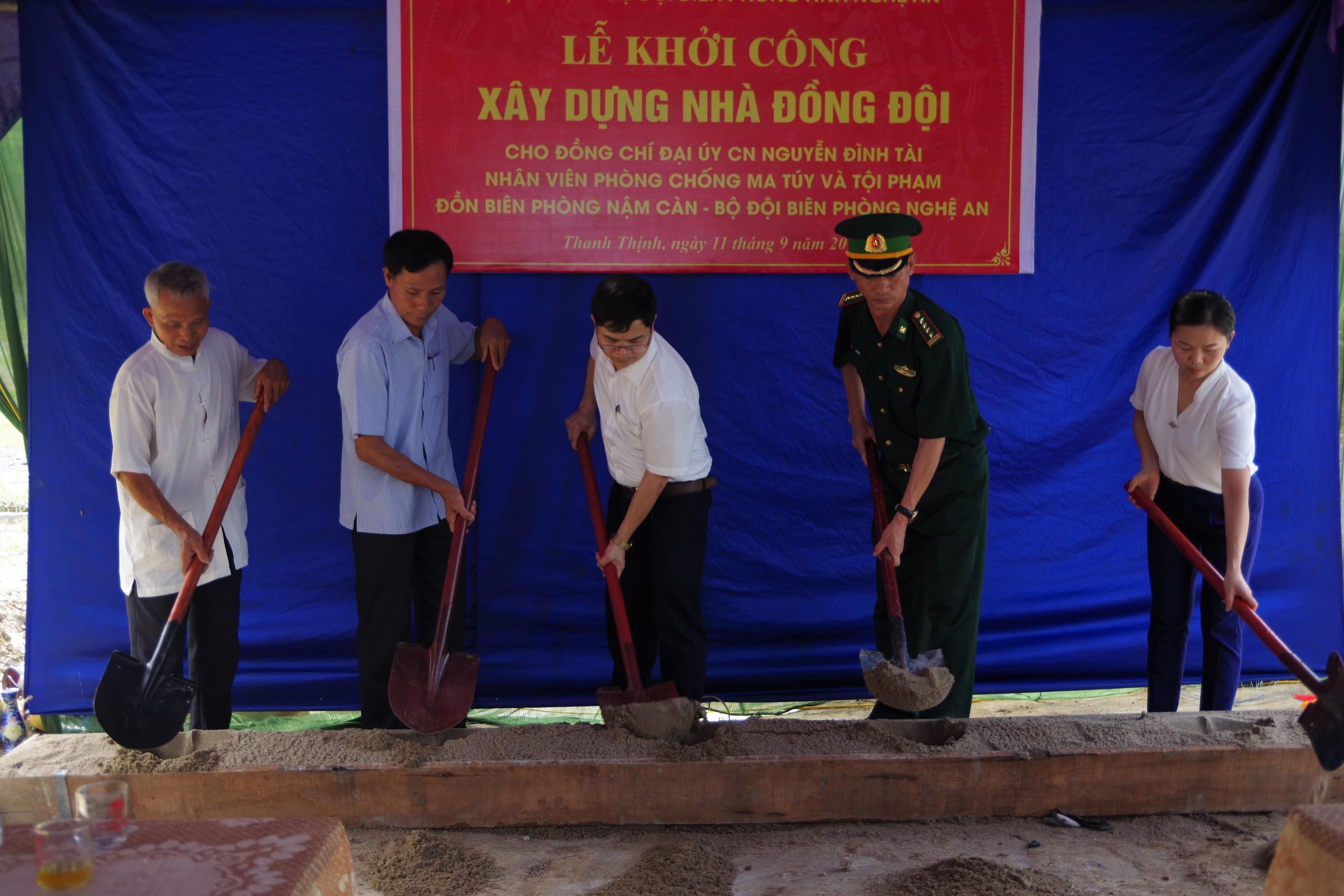 Làm nhà đồng đội tặng gia đình Đại úy Nguyễn Đình Tài