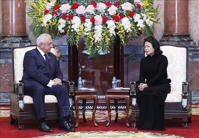 Quyền Chủ tịch nước Đặng Thị Ngọc Thịnh tiếp Chủ tịch Thượng viện Belarus Mikhail Myasnikovich