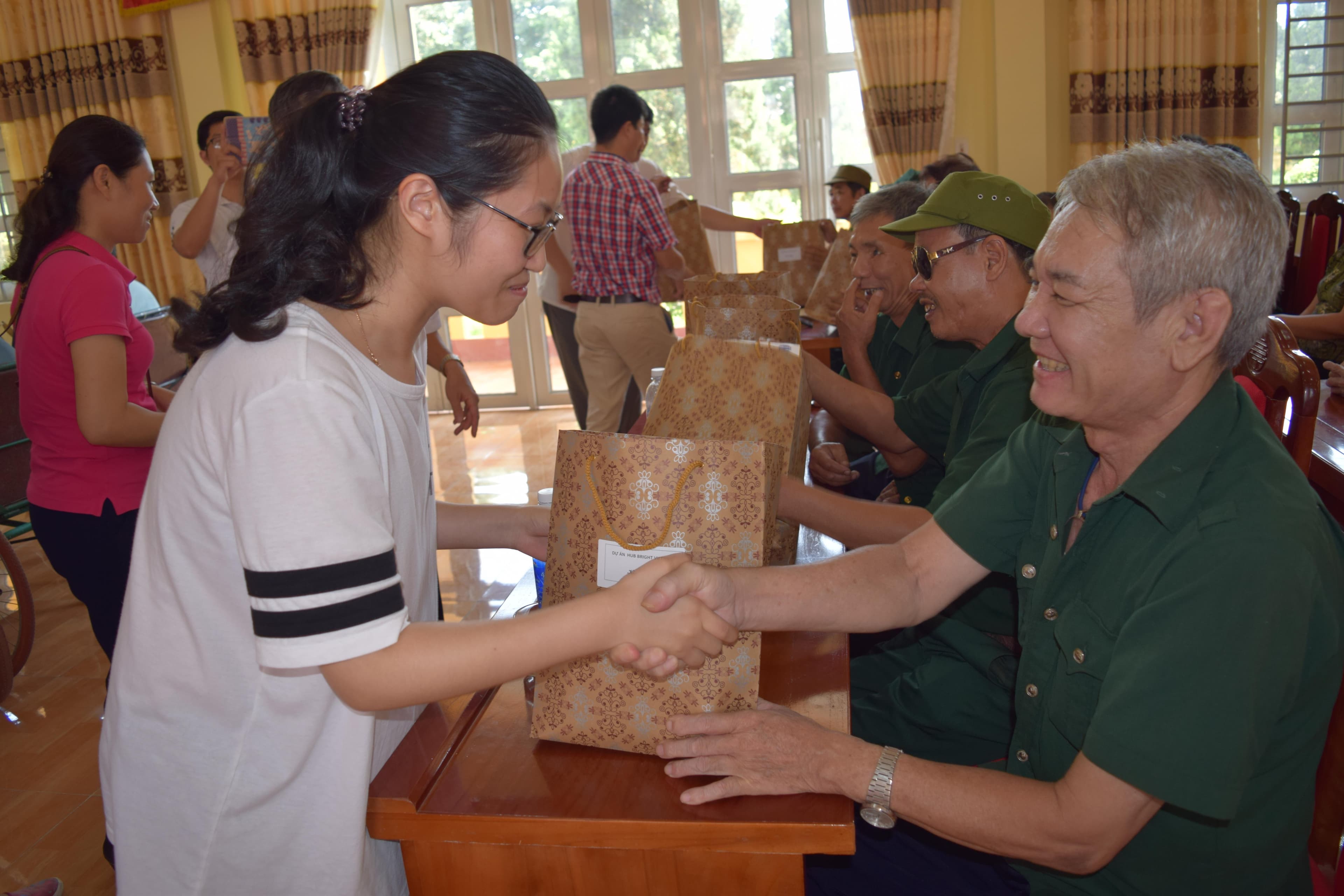 Sống là cho đâu chỉ nhận riêng mình