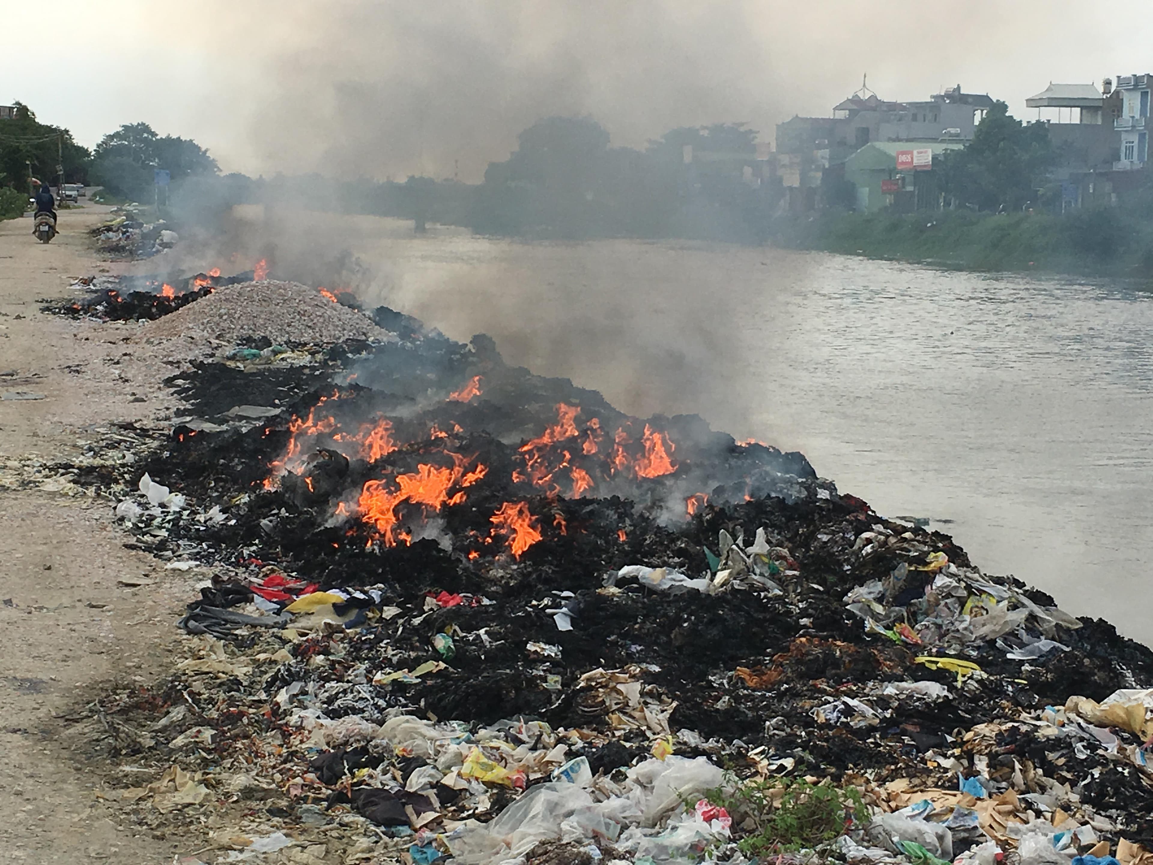 Sớm có biện pháp xử lý rác thải ven sông Nhuệ
