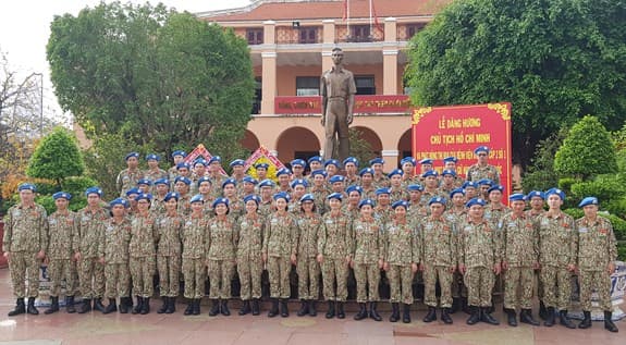 Lực lượng gìn giữ hòa bình Việt Nam dâng hương tại tượng đài Chủ tịch Hồ Chí Minh ở Bến Nhà Rồng