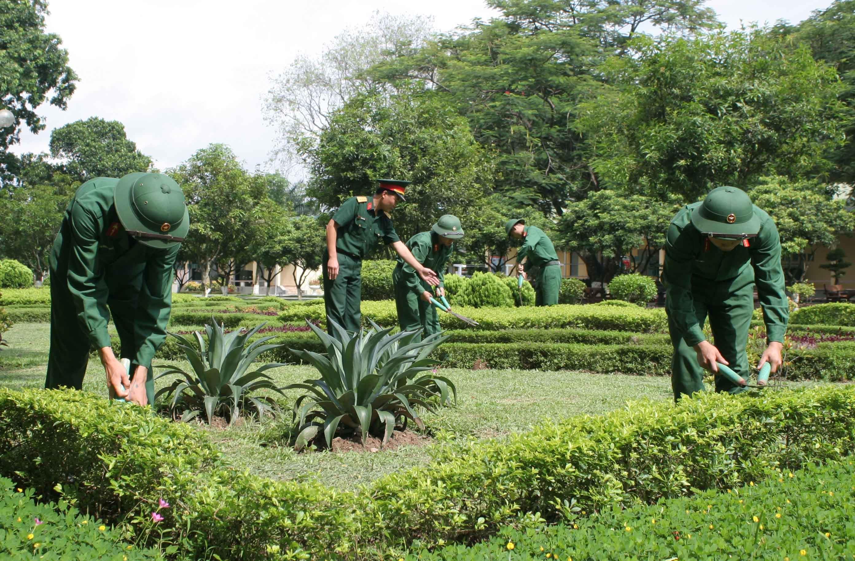 Doanh trại chính quy, mẫu mực nhờ công sức bộ đội