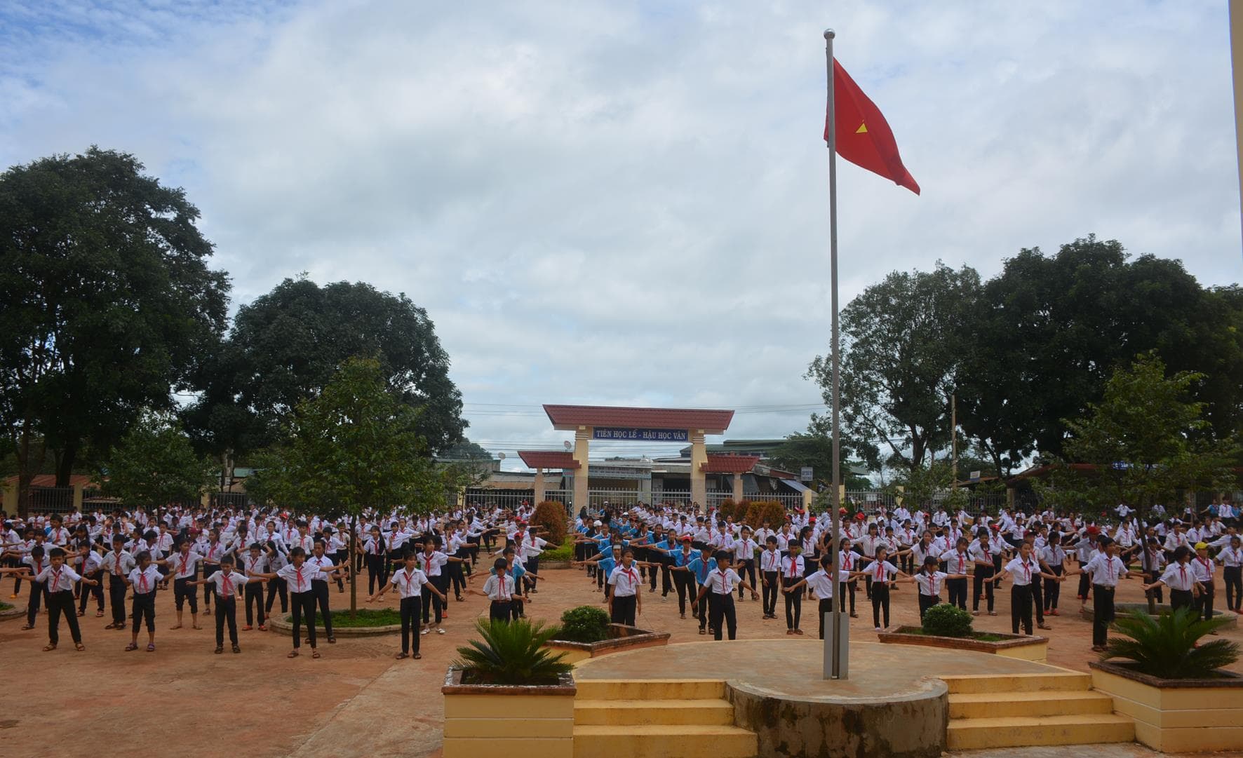Ngôi trường vươn lên nhờ "nhà bán trú dân nuôi"