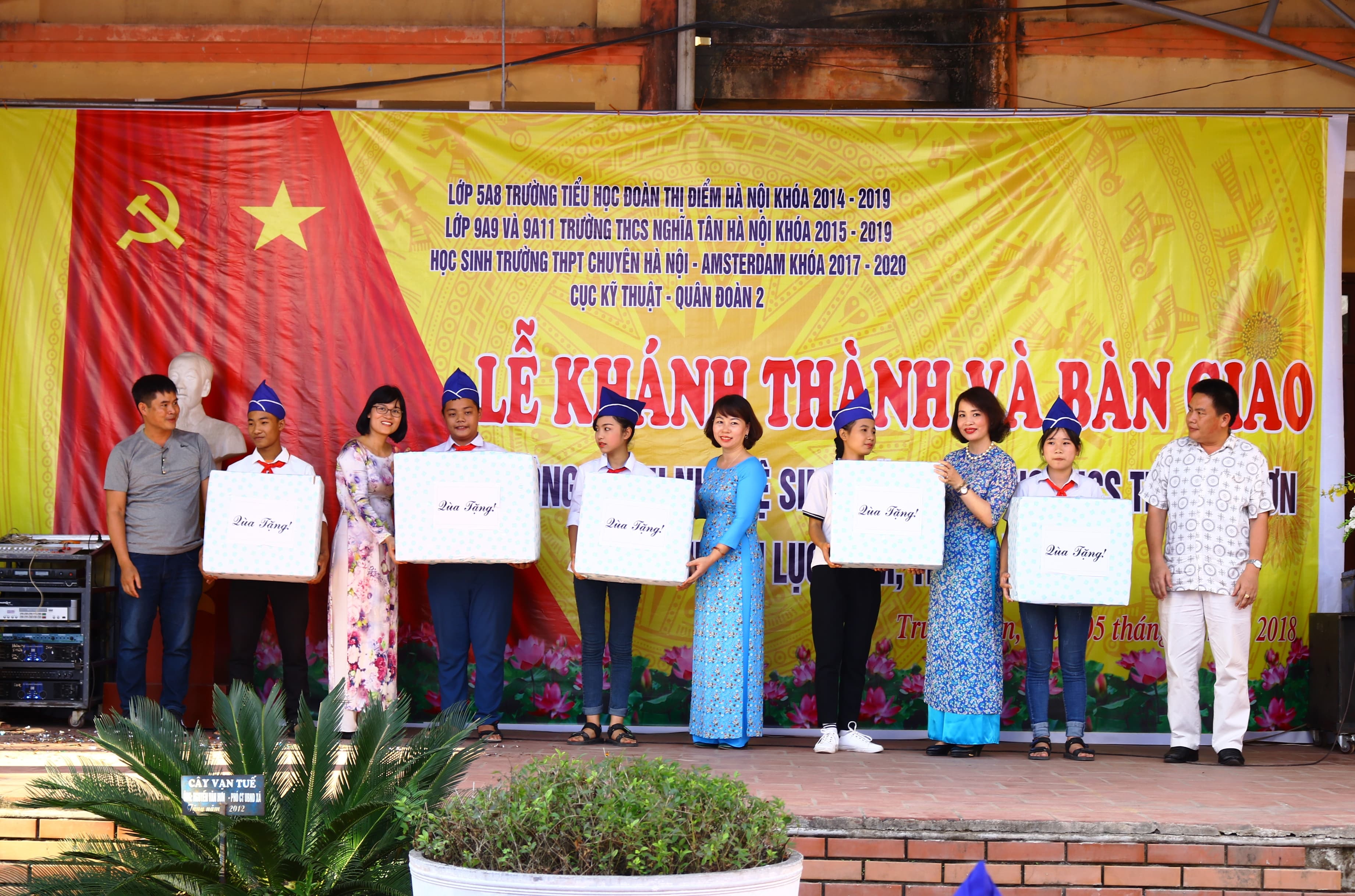 Bàn giao công trình nhà vệ sinh tặng Trường THCS Trường Sơn