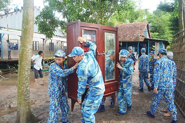 Lữ đoàn 962 giúp dân khắc phục sự cố sạt lở