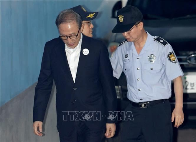 Cựu Tổng thống Hàn Quốc Lee Myung-bak bị kết án 15 năm tù giam