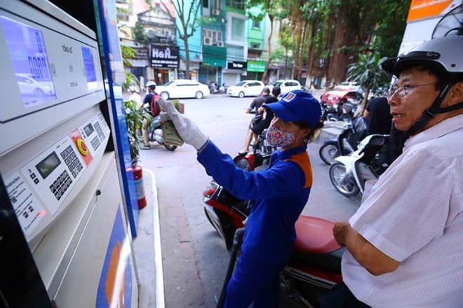 Tăng hơn 650 đồng, xăng E5 RON 92 chạm ngưỡng 21.000 đồng/lít