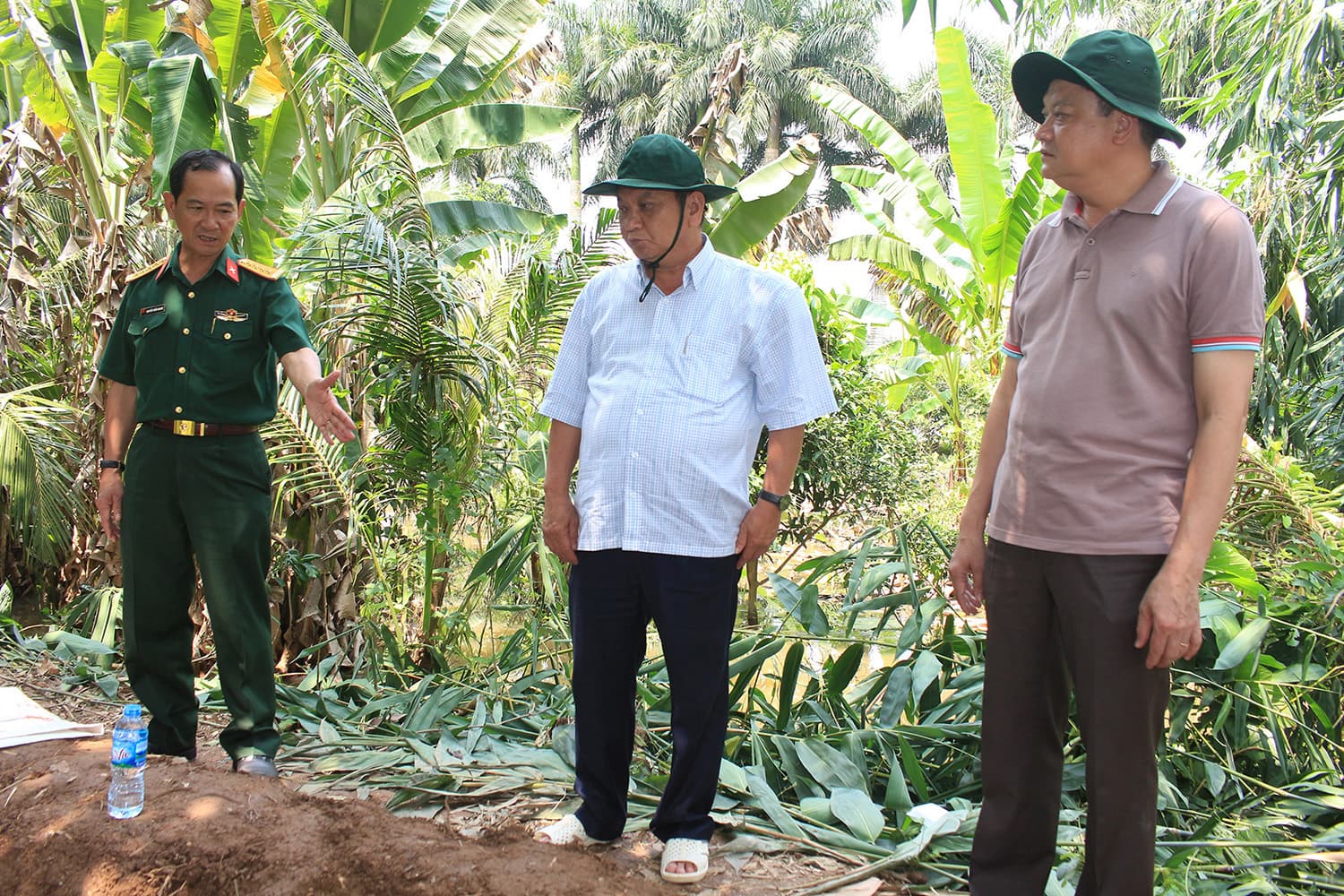 Lực lượng vũ trang TP Cần Thơ khẩn trương giúp dân khắc phục sự cố vỡ bờ bao