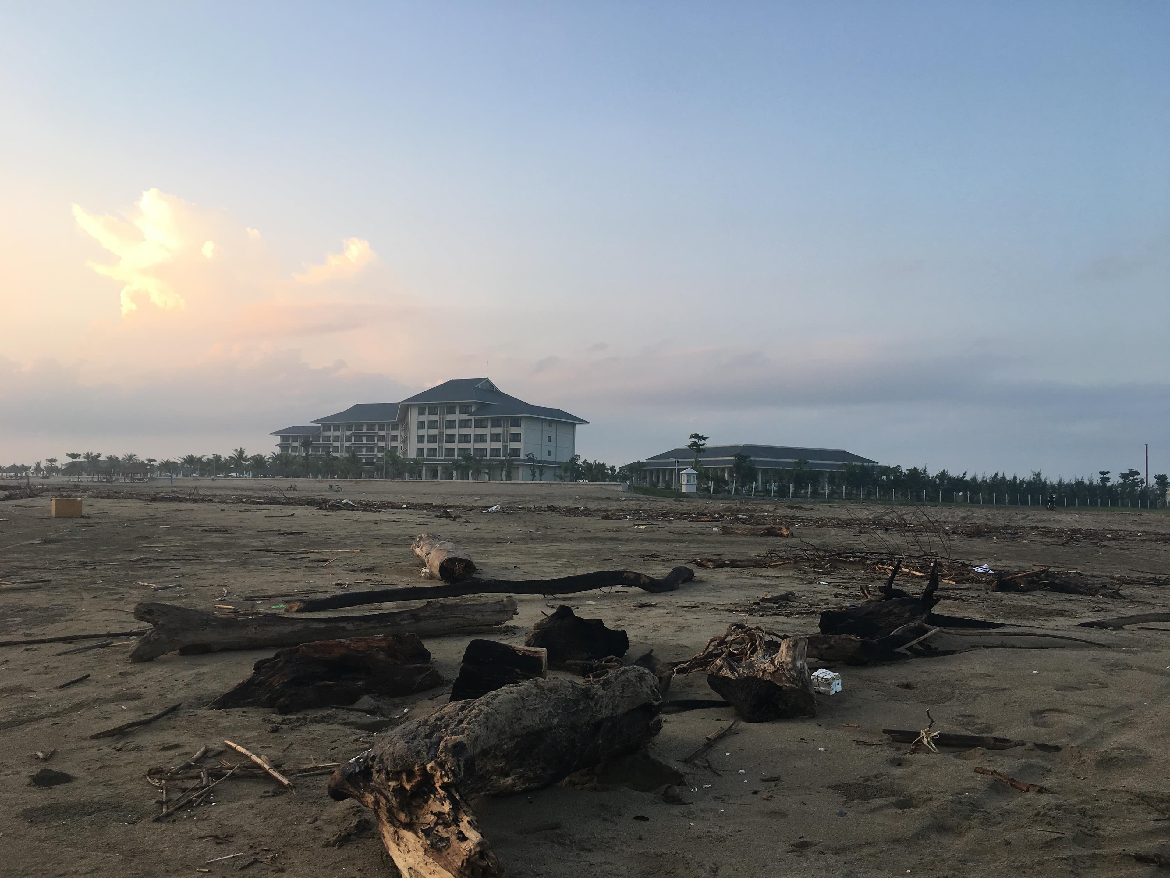 Nhếch nhác bãi biển Cửa Hội