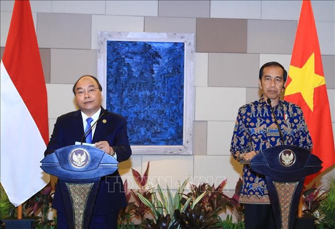 Thủ tướng Nguyễn Xuân Phúc gặp Thủ tướng Campuchia và hội đàm với Tổng thống Indonesia