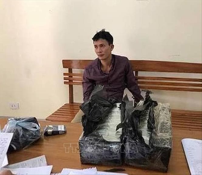 Bắt hai đối tượng vận chuyển trái phép 30 bánh heroin
