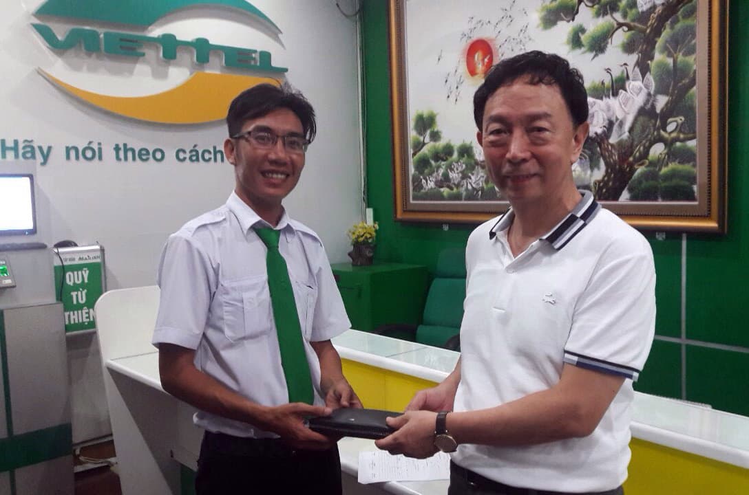 Trả lại hơn 100 triệu đồng cho người nước ngoài để quên trên taxi