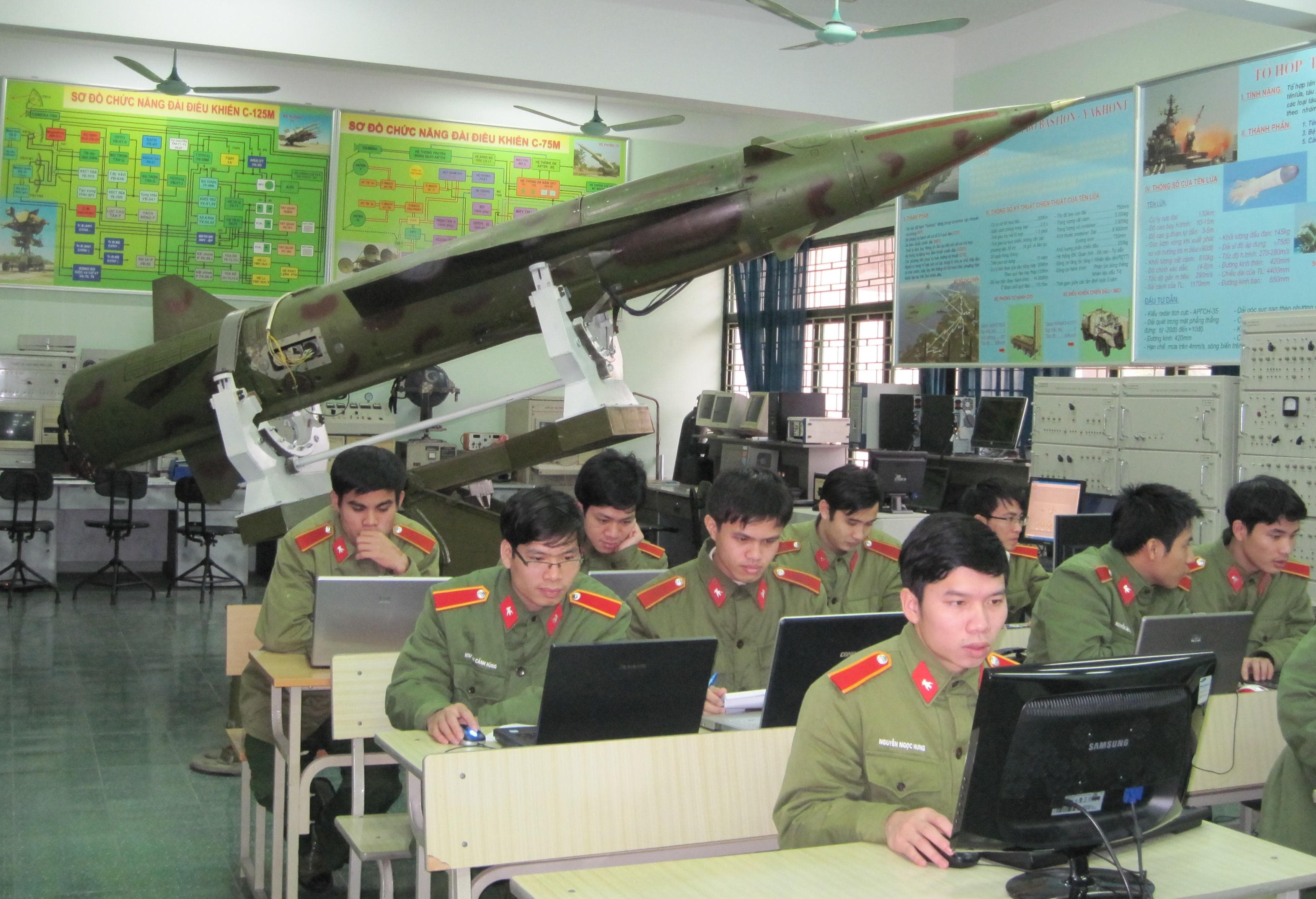Gắn kết chặt chẽ giữa đào tạo và thực tế bảo đảm kỹ thuật