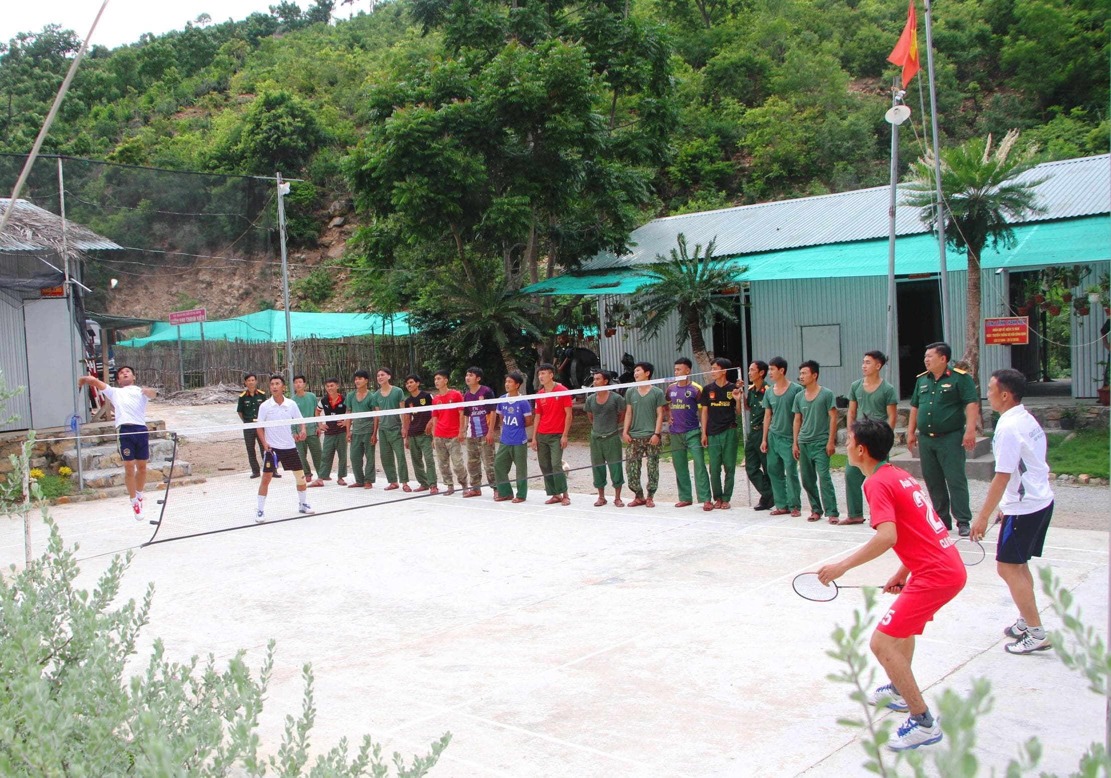 Sân cầu lông trên lưng núi