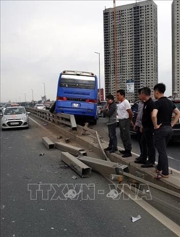 Hà Nội: Xe khách đâm vào dải phân cách trên cầu Nhật Tân