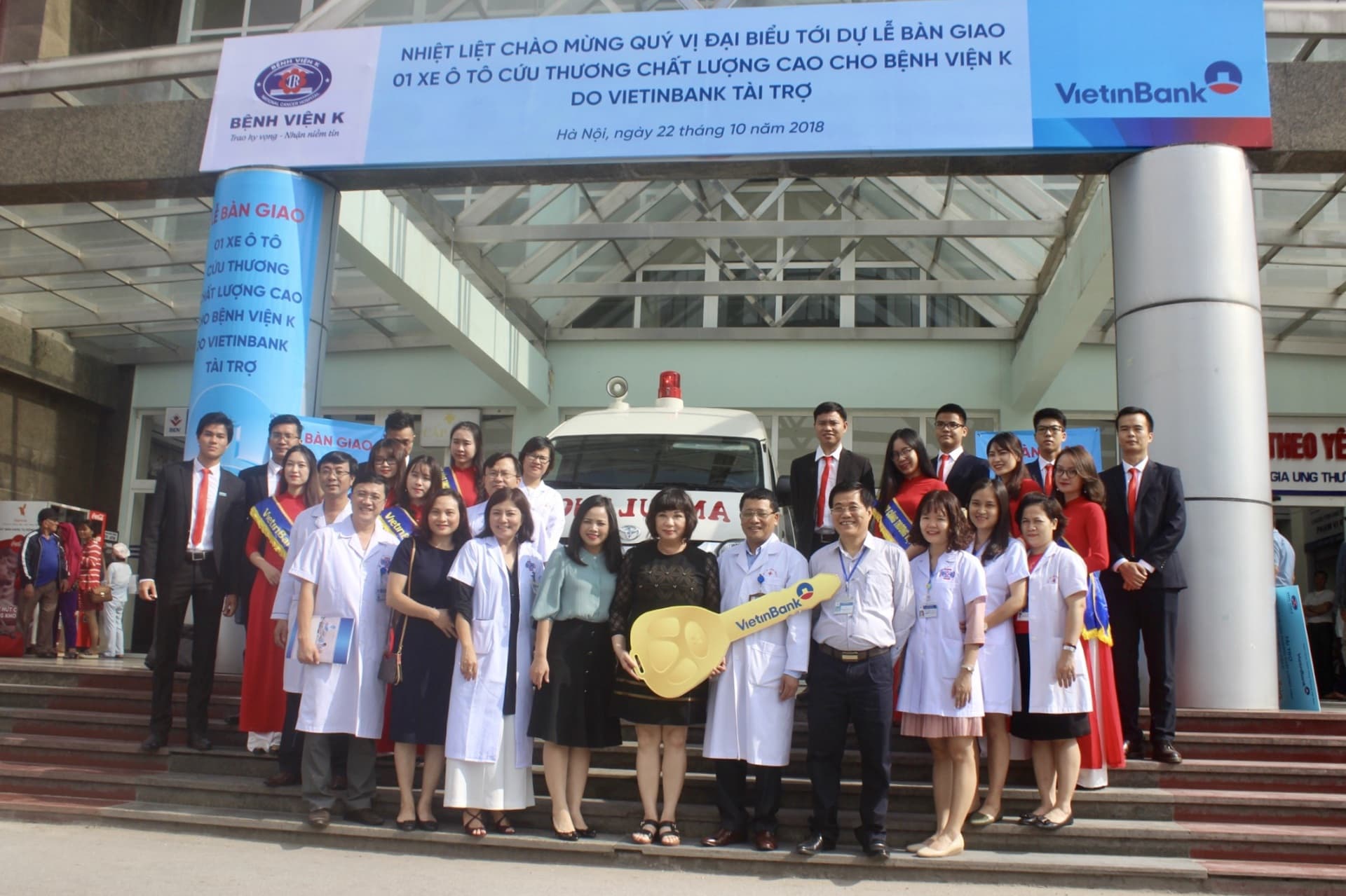 VietinBank trao tặng xe cứu thương chất lượng cao cho Bệnh viện K