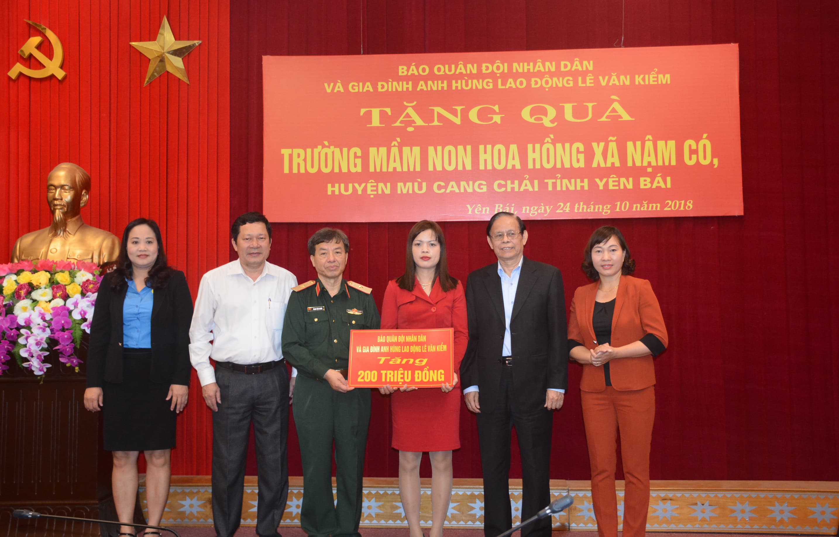 Báo Quân đội nhân dân trao 300 triệu đồng tặng ngành Giáo dục tỉnh Yên Bái