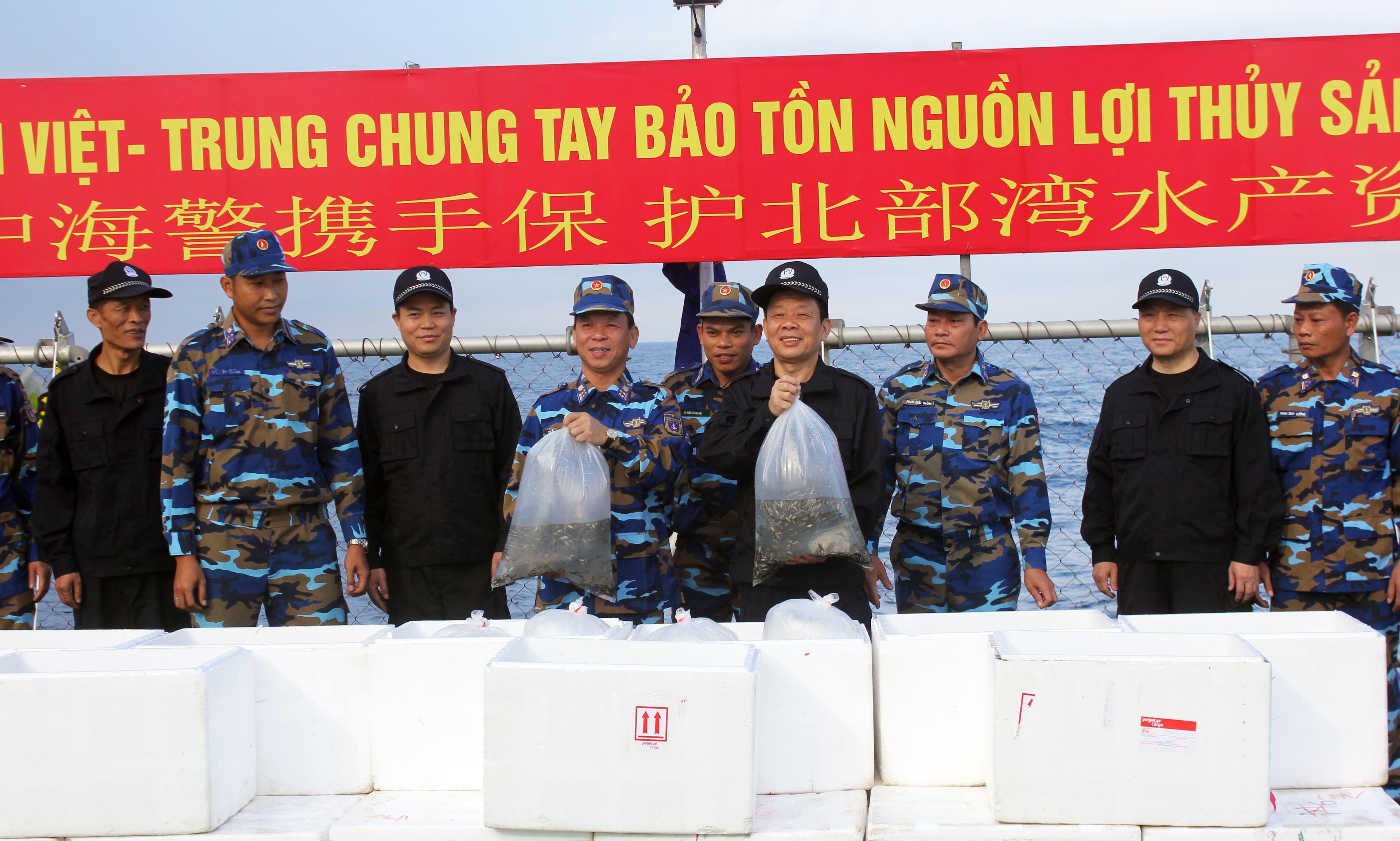 Cảnh sát biển Việt Nam và Trung Quốc thực hiện nghi thức thả cá giống trong vùng đánh cá chung