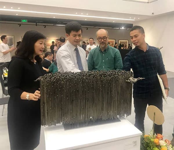 Trưng bày hơn 200 tác phẩm tranh lụa và điêu khắc kích thước nhỏ