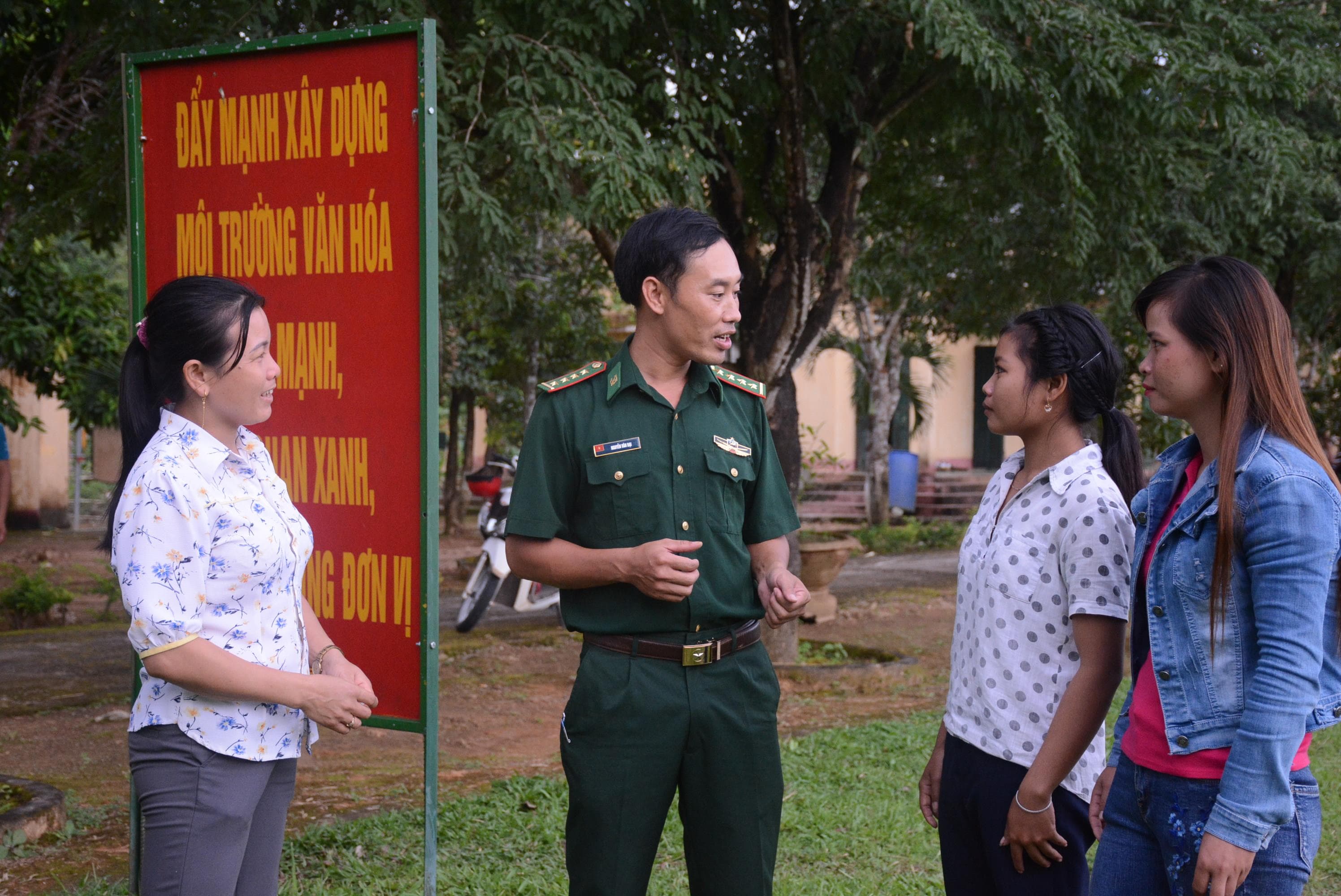 Đại úy Biên phòng và chuyện giúp dân