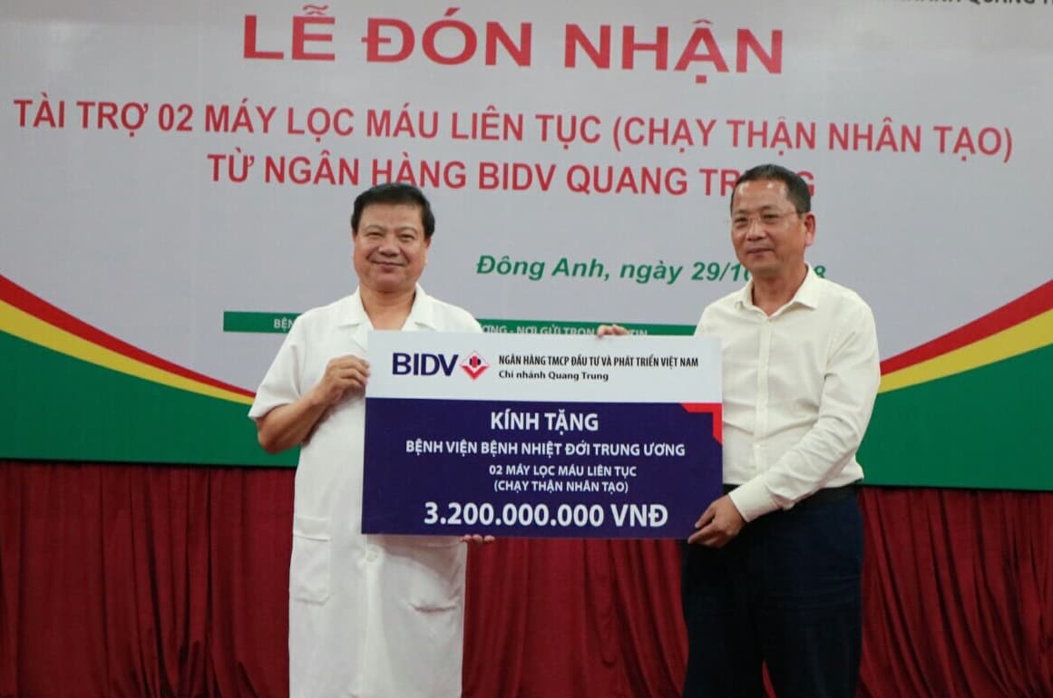 BIDV Quang Trung tài trợ cho Bệnh viện Nhiệt đới Trung ương 2 máy lọc máu trị giá 3,2 tỷ đồng