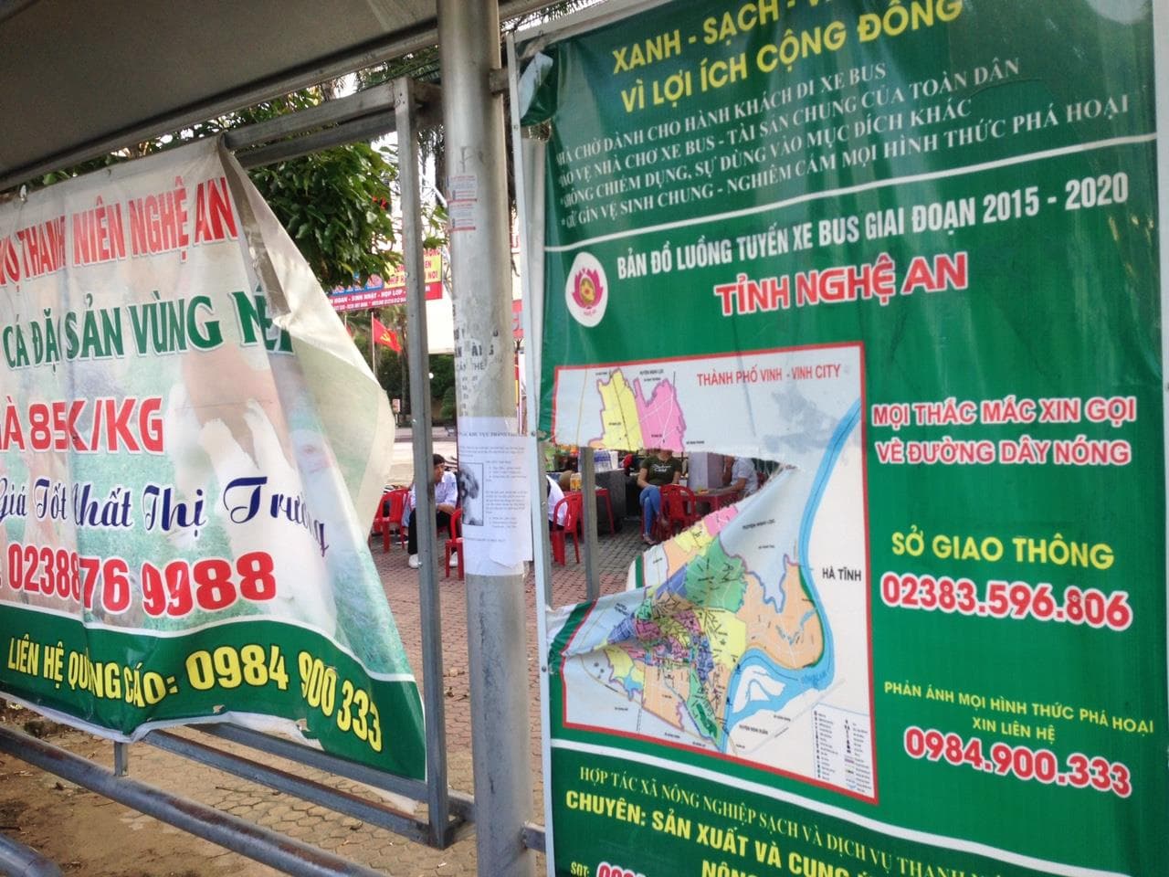 Nhếch nhác khu vực nhà chờ xe buýt