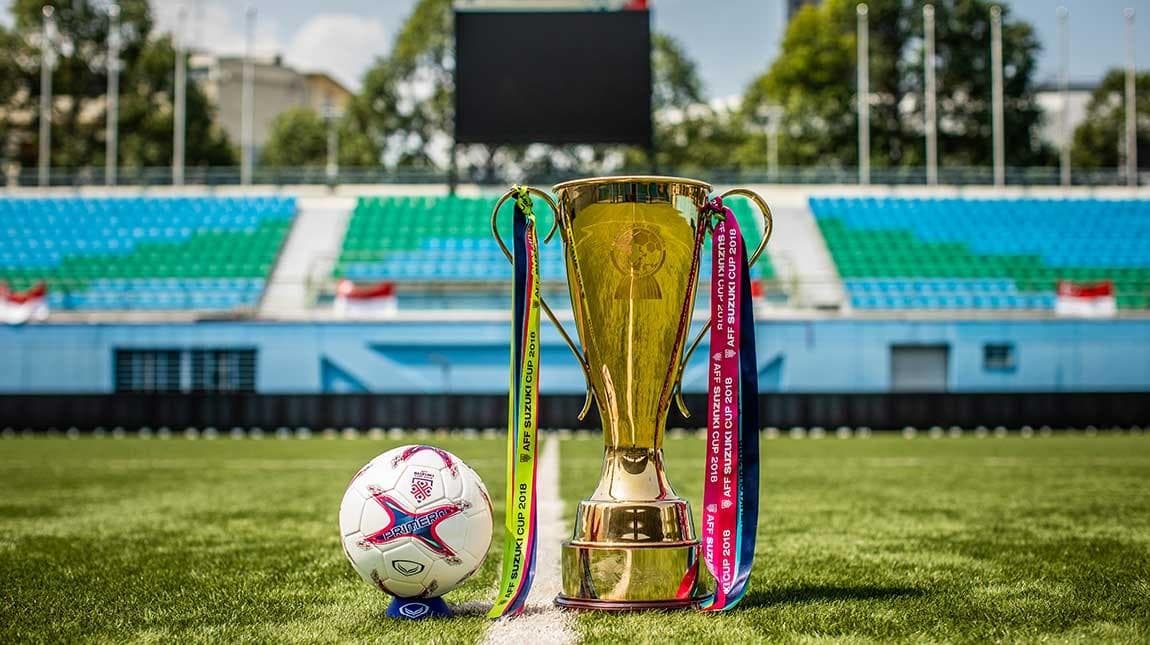 Trưng bày cúp vàng AFF Suzuki Cup tại Hà Nội