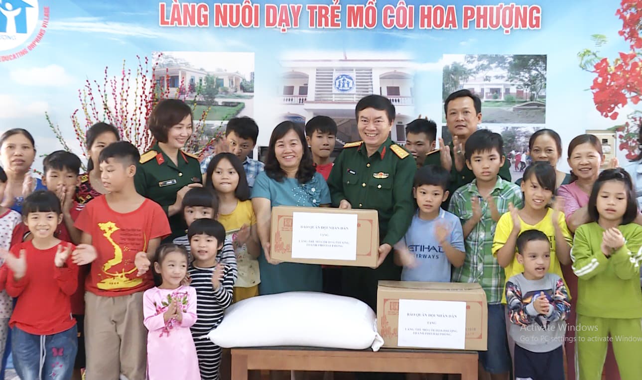 Báo Quân đội nhân dân thăm, tặng quà tại Làng nuôi dạy trẻ mồ côi Hoa Phượng